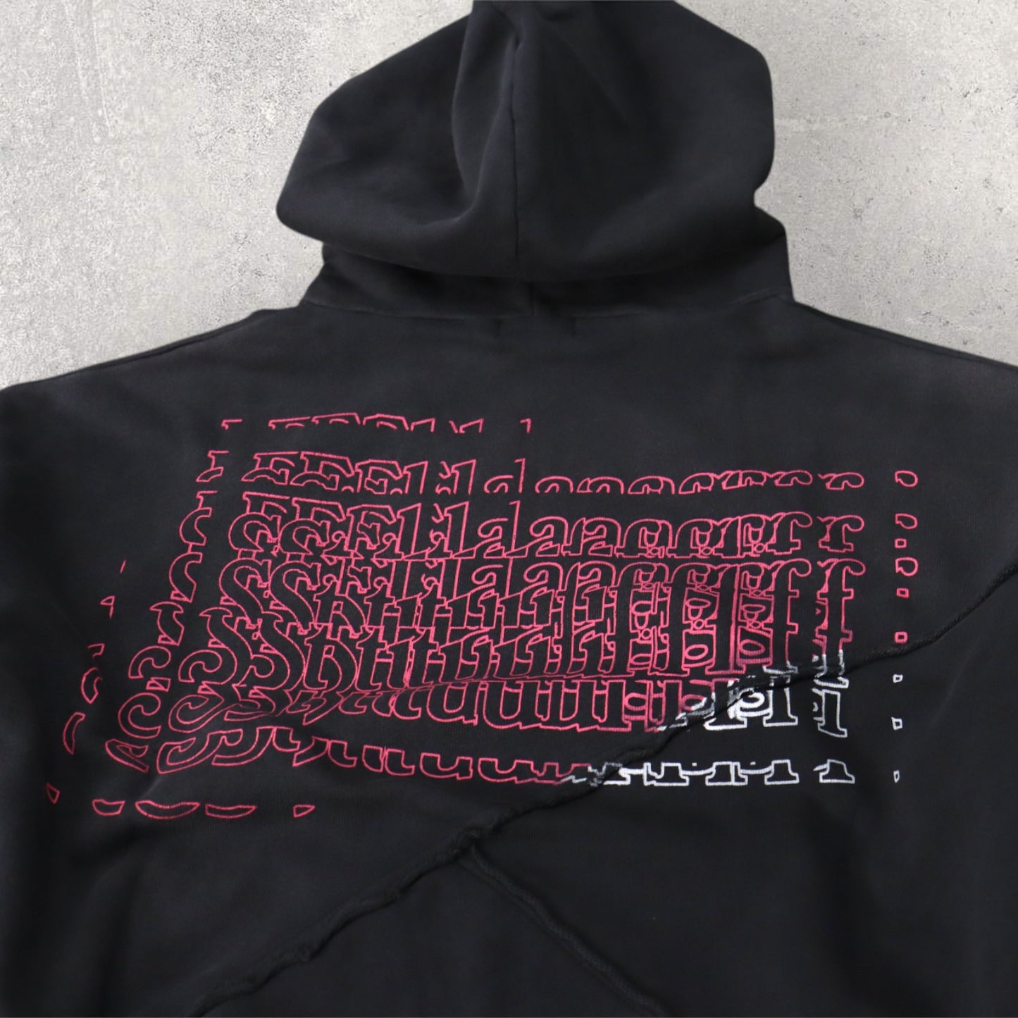 F-LAGSTUF-F(フラグスタフ)。特徴的な断ち切り仕様を採用したパーカー。