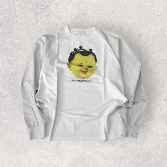 F-LAGSTUF-F(フラグスタフ)。いわゆるベースボールTEEに、中国系のイラストが胸中央に描かれている。